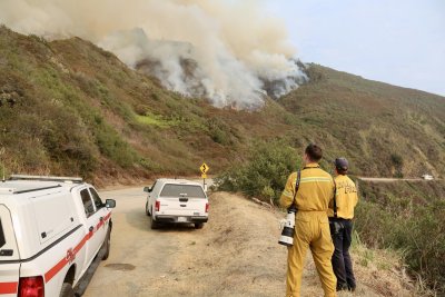 Quickly spreading wildfires trigger evacuations along Calif. coast