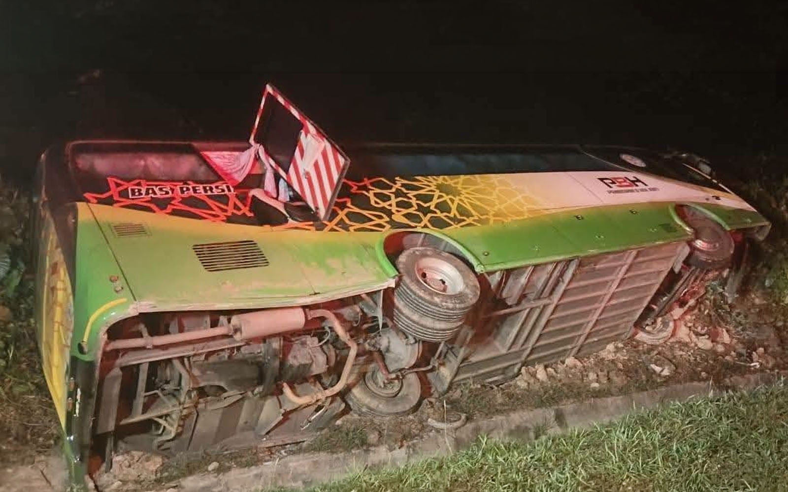 23 injured after tour bus turns on its side at roundabout near Sibu