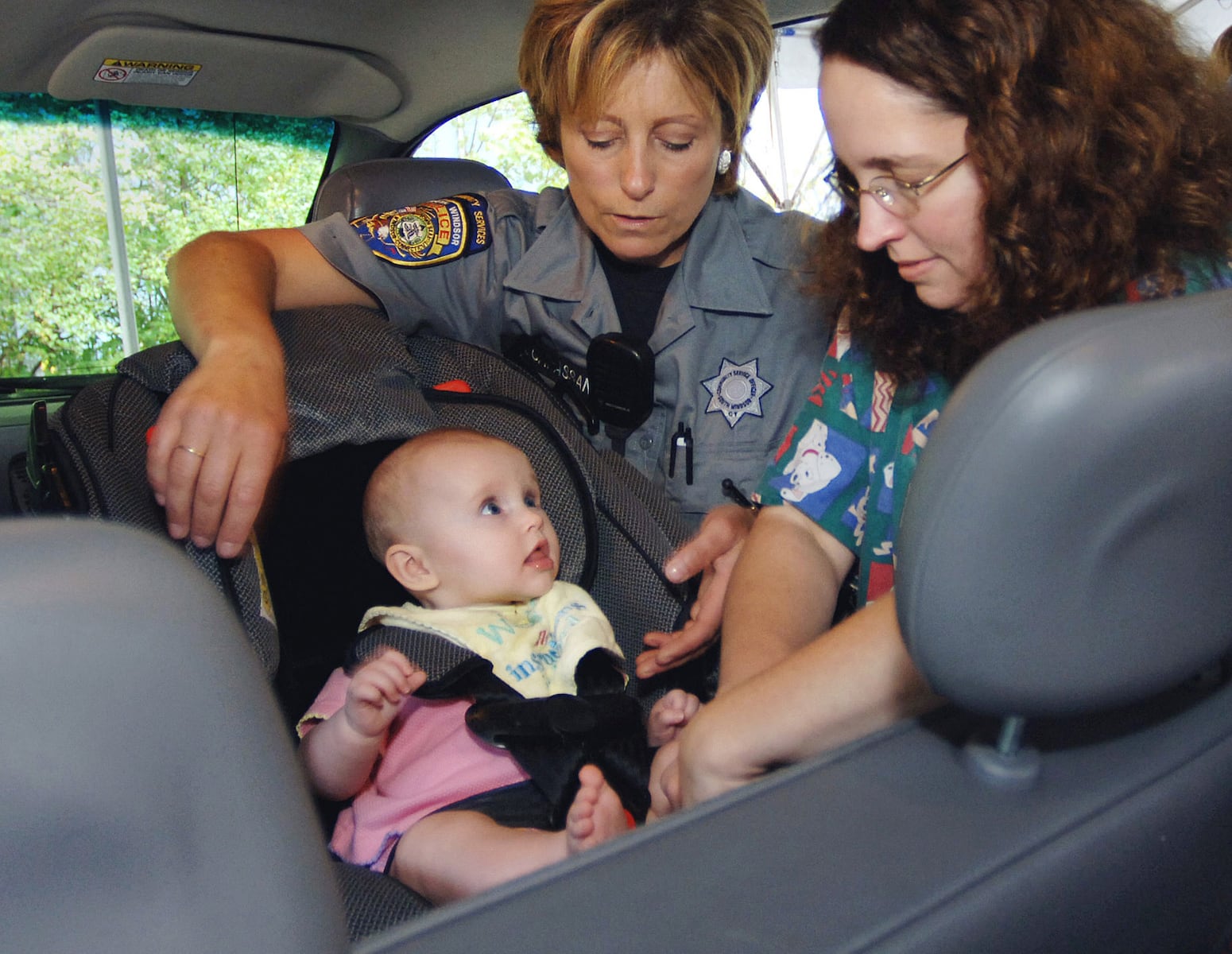 What psychological factors contribute to parents forgetting children in cars?