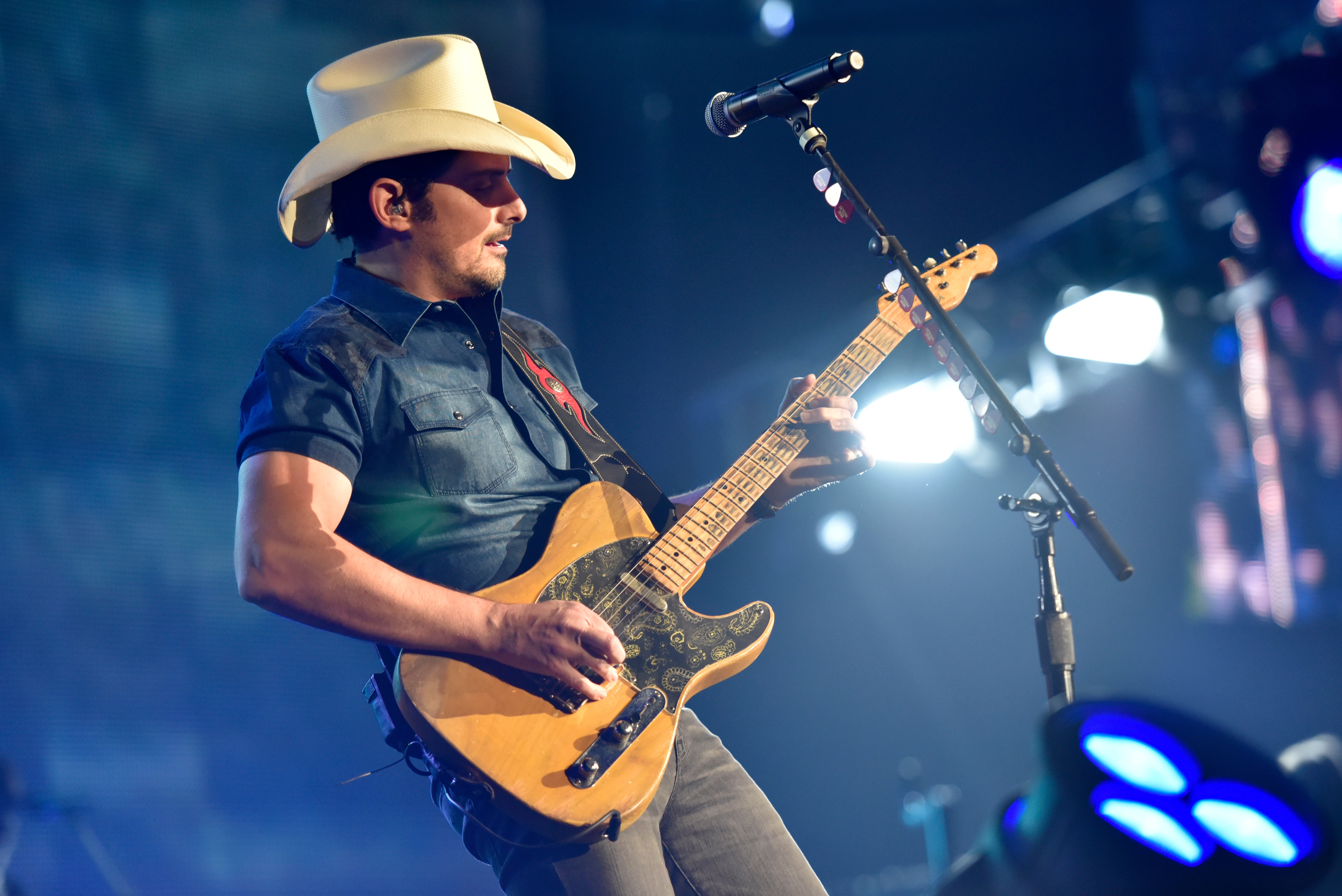 Review & setlist: With offbeat humor and amazing heart, Brad Paisley rocked MGM Fenway