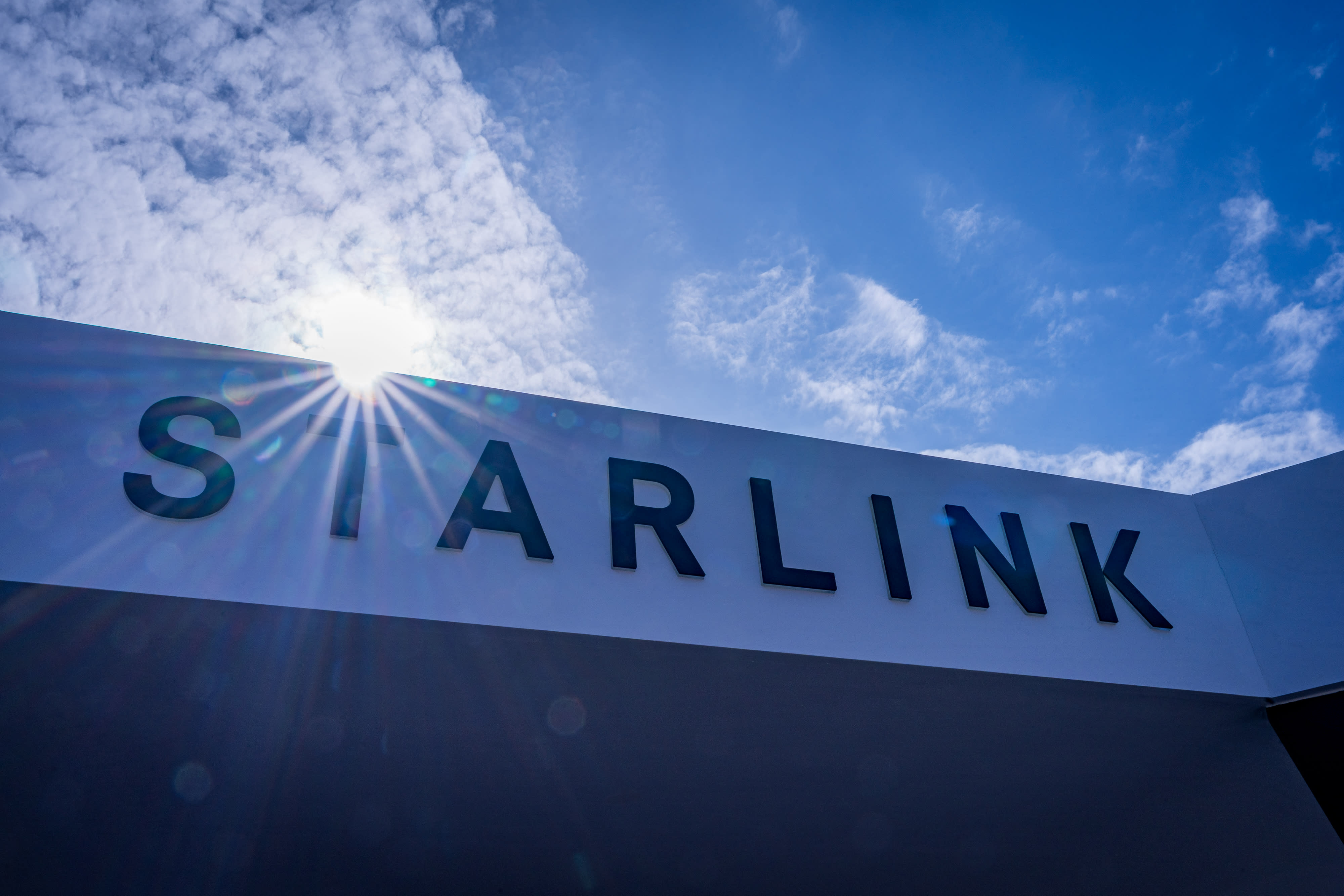 Here's how much it could cost SpaceX to take on Verizon, T-Mobile, and AT&T