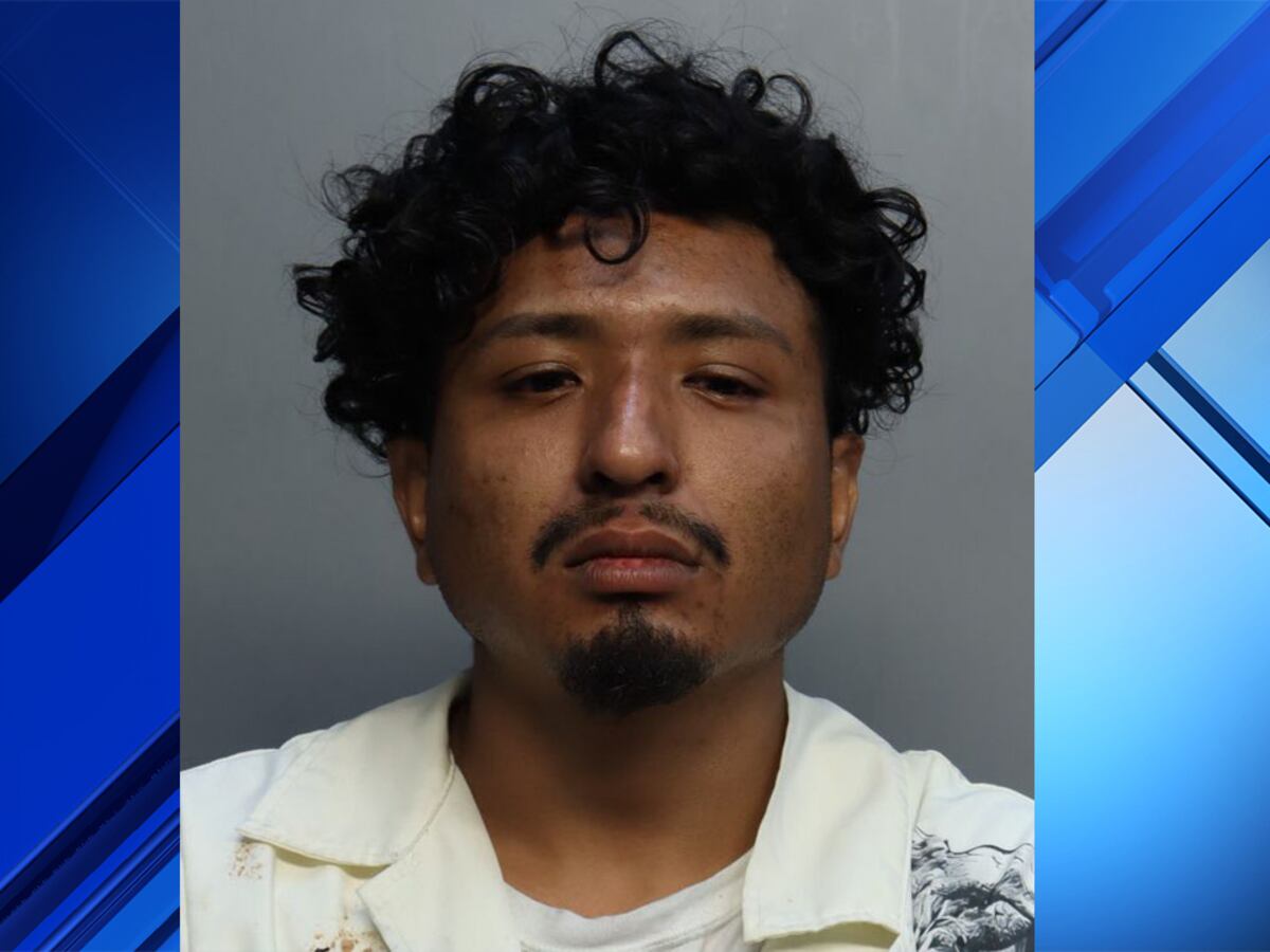 Man accused of leaving 2 children on corner of Doral street after driving drunk, crashing into tree