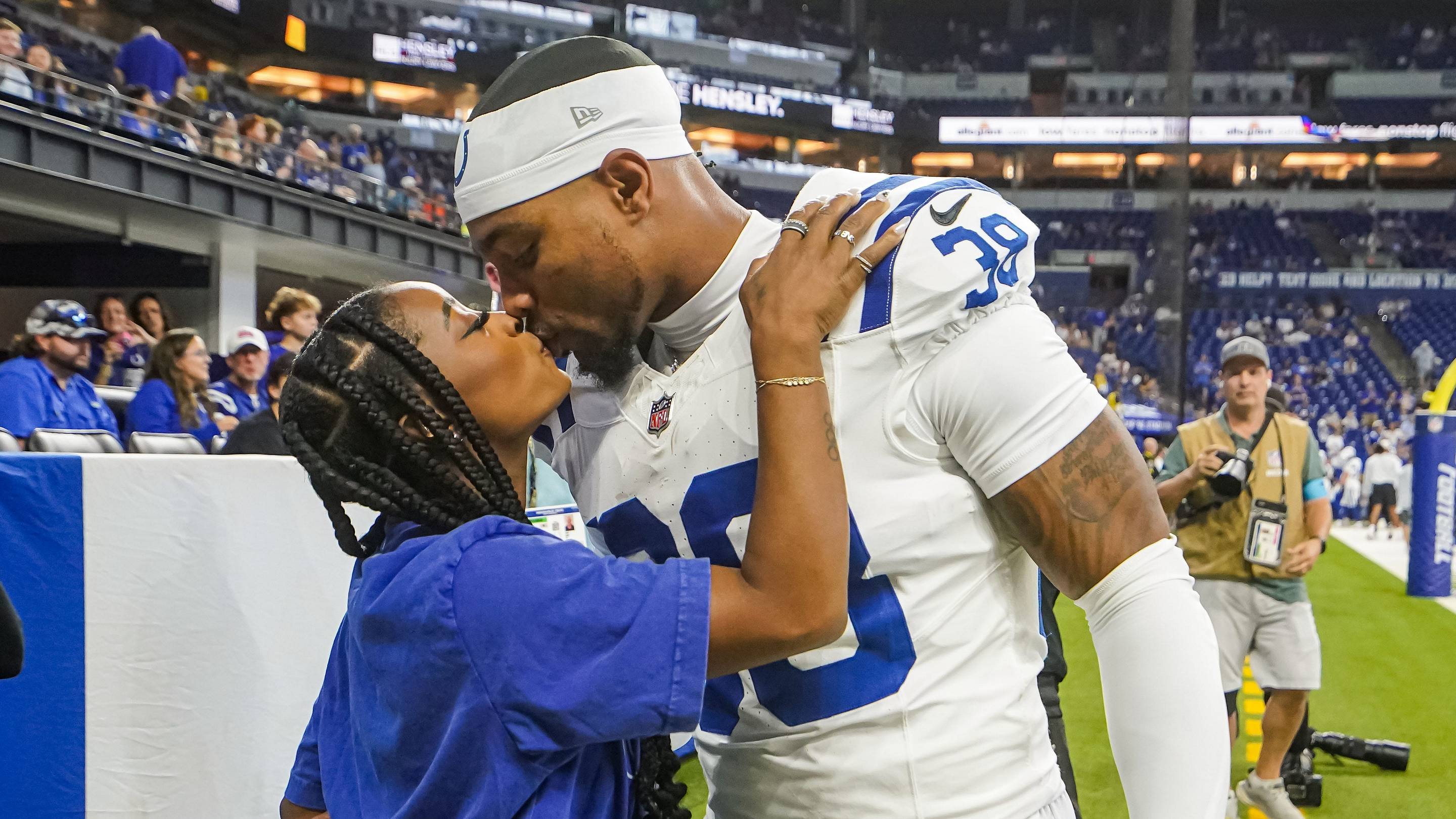 Jonathan Owens Stops Simone Biles From Walking Away Before Colts Game