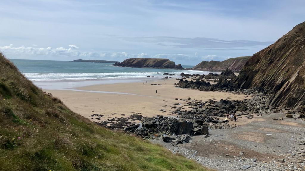 Chwilio am fachgen coll oddi ar arfordir Sir Benfro yn dod i ben