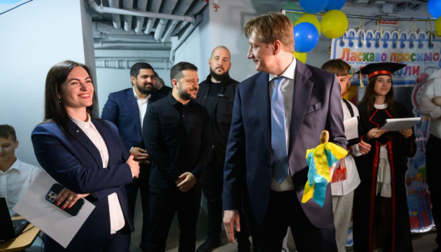 Zelensky visits school in Kyiv region, urges partners to respond more actively to Russian attacks