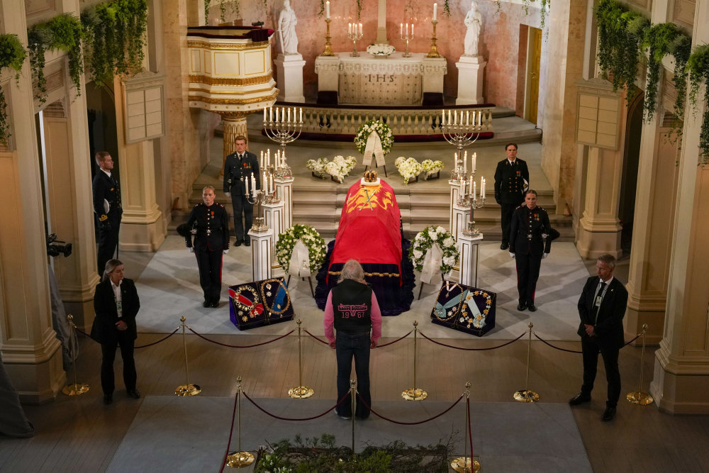Long line to say farewell to King Harald