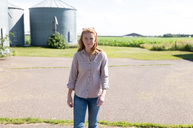 Rebecca Cooke Is Running As a Poor Waitress, but Financial Disclosures Tell a Different Story