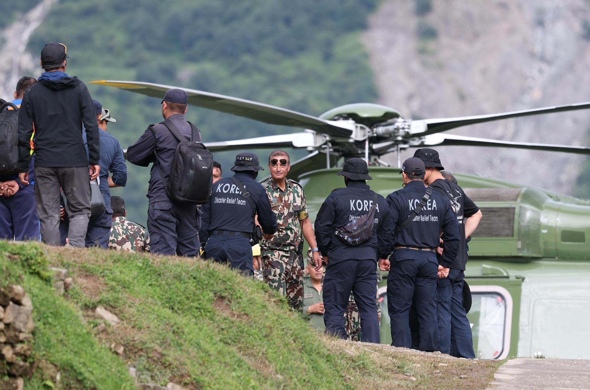 Intensive search under way for 9 Koreans missing in Nepal floods