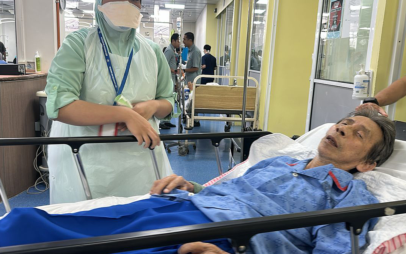 Hockey great finally gets hospital bed
