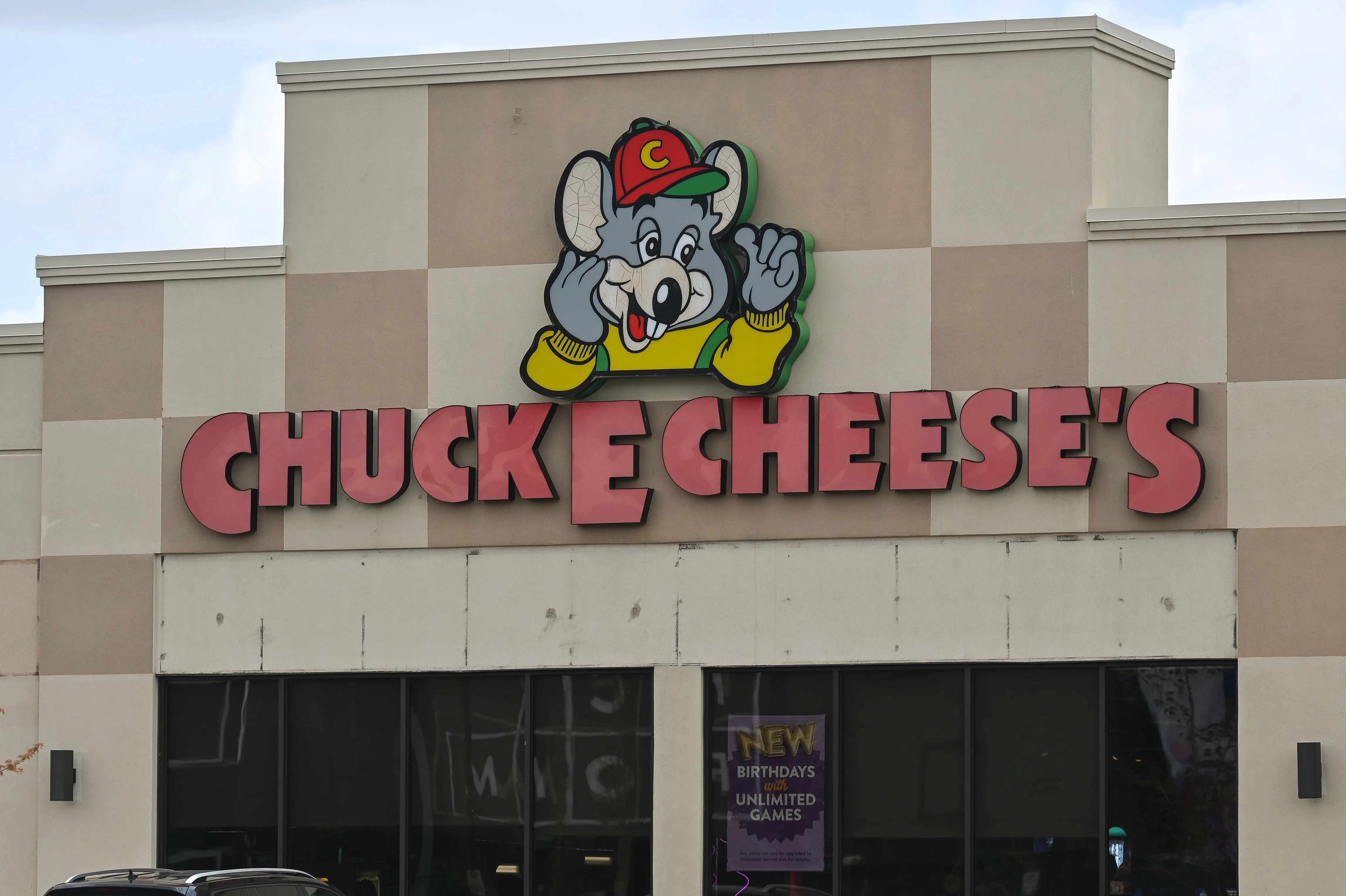 Chuck E Cheese closes its iconic ‘arcade’ restaurant after more than 30 years devastating fans of the brand