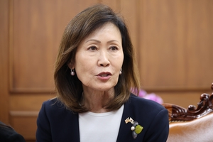 Top US envoy meets defense minister