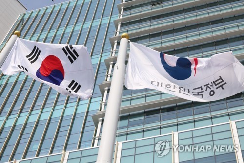 (LEAD) Gov't to merge, restructure state-run firms, guarantee job security