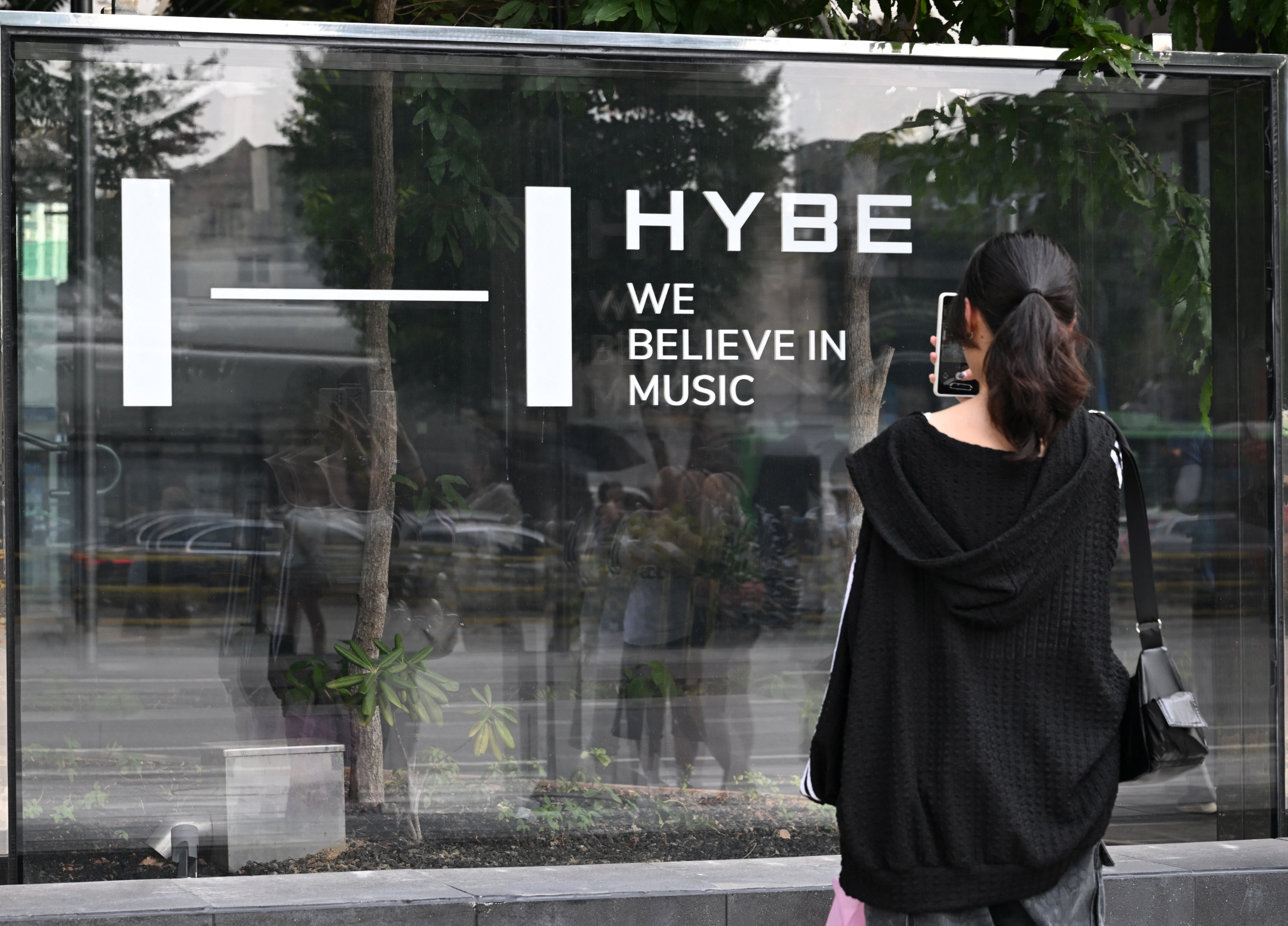 HYBE Founder Bang Si-hyuk Sent to Prosecutors; Court Freezes $193M in Alleged Gains