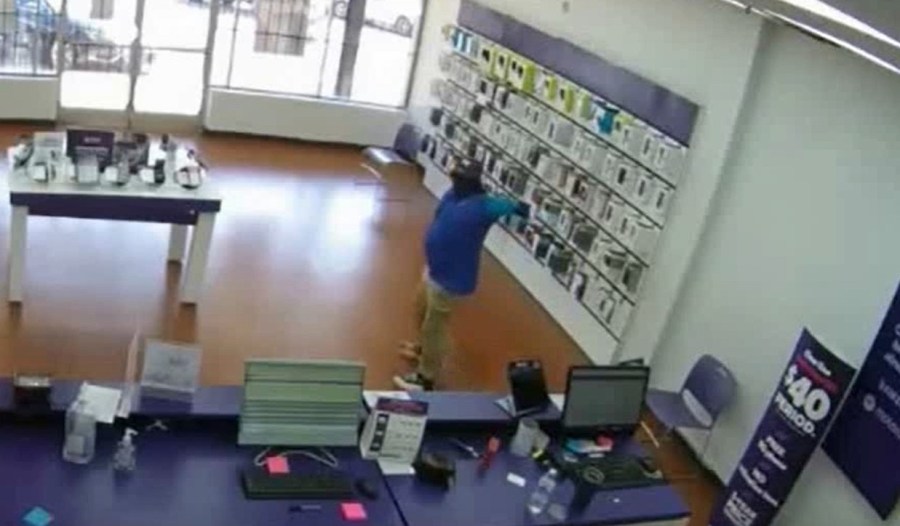 VIDEO: Man holds Metro PCS employees at gunpoint in robbery
