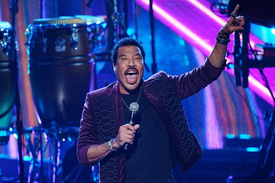 Lionel Richie back home after hospitalization: report