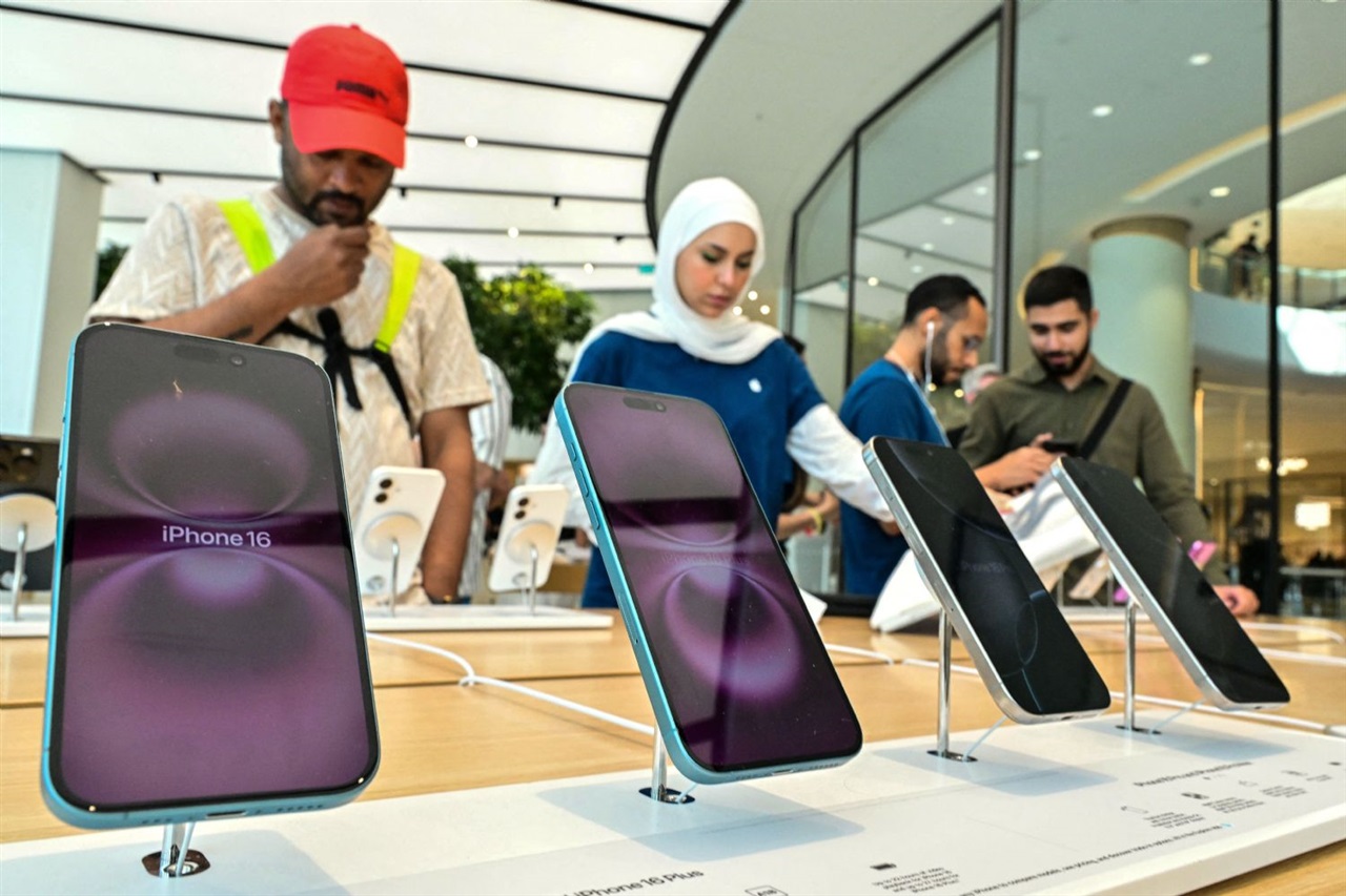 India's refurbished smartphone market gains as prices push buyers toward premium used devices