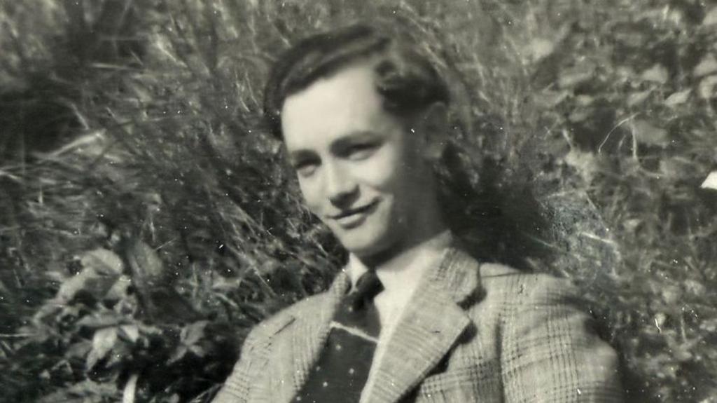 Yr ysgolhaig a'r casglwr caneuon gwerin Roy Saer wedi marw yn 90 oed