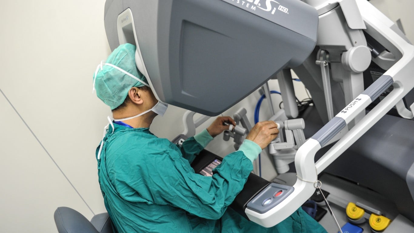 Intuitive Surgical Vs. Stryker: Wall Street Loves Both But One Has a Quiet Advantage That Will Make Investors Money