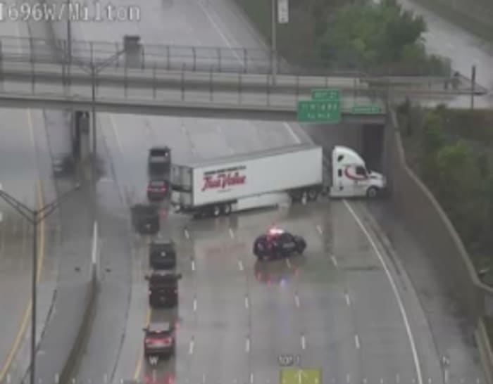 Jackknifed semi crash closes all WB I-696 lanes at Mound Road in Macomb County