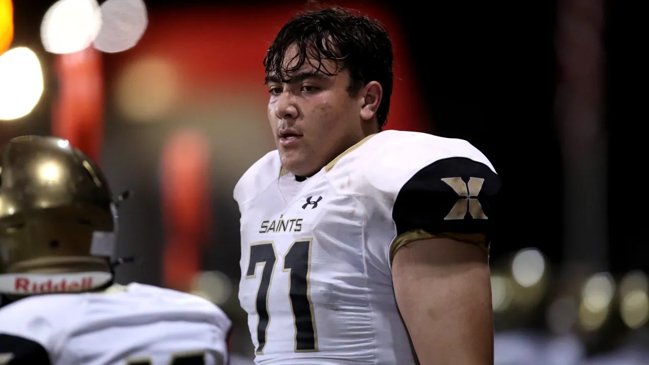 MUST SEE: USC’s 6-foot-8 giant Elijah Vaikona goes viral during Fresno State game