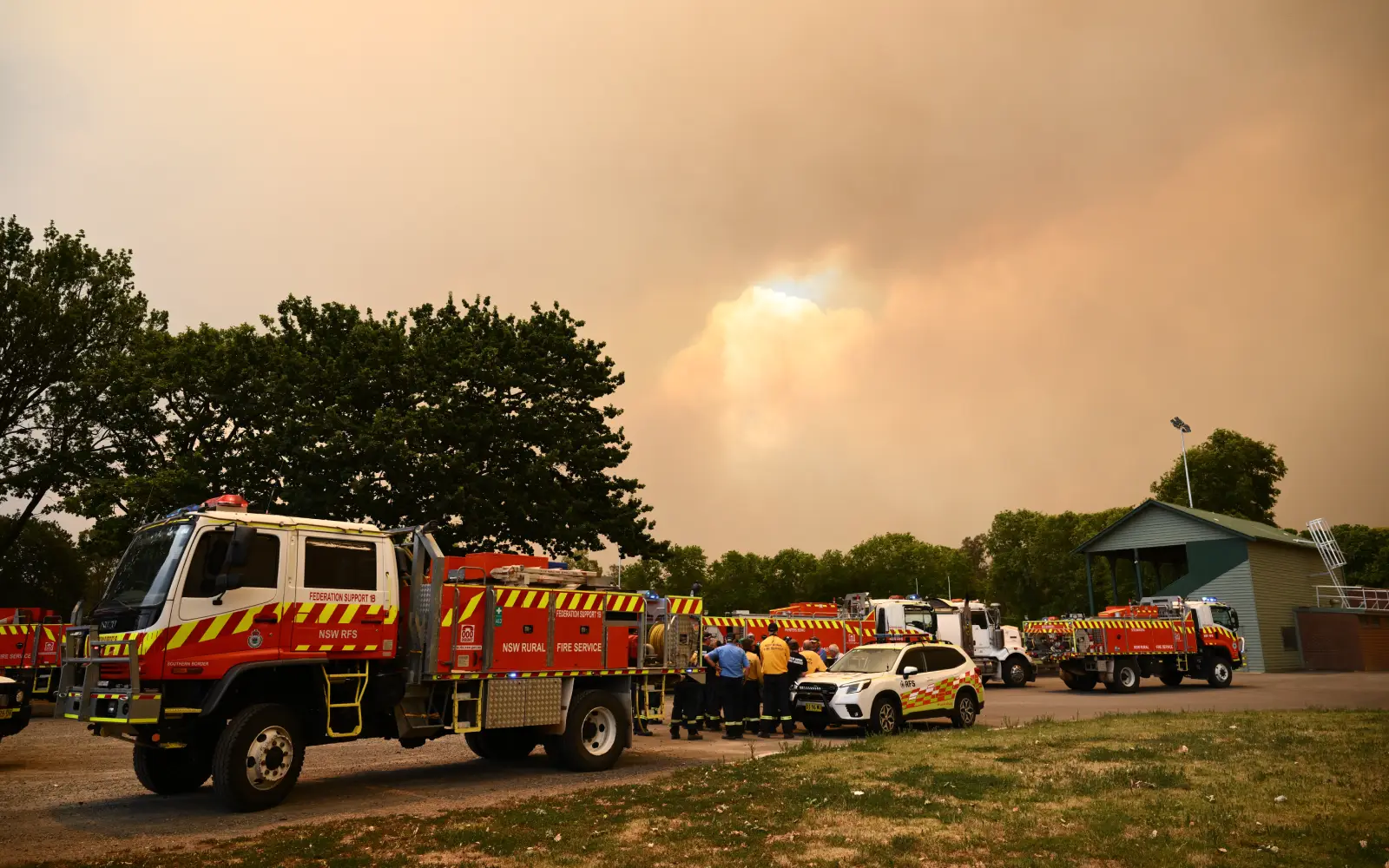 Sydney sweats in spring hot spell, faces ‘extreme’ bushfire risk