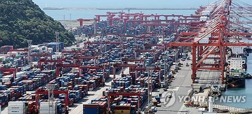 Lee touts record-high exports after surpassing 2025 annual record