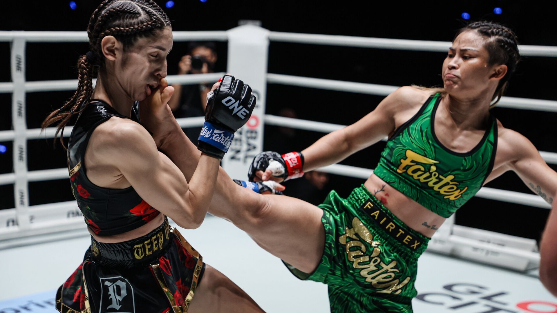Stamp Fairtex earns split-decision win over Selina Fores
