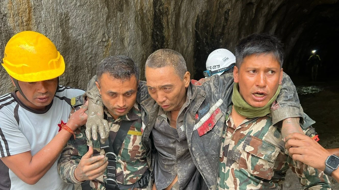 Rettung aus Wasserkraftwerk: Weiterer Arbeiter nach Sturzflut lebend aus Tunnel in Nepal gerettet