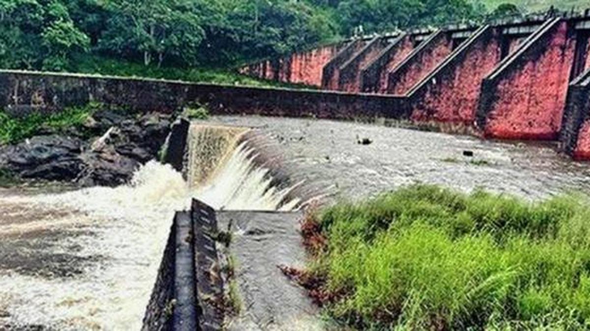 Water level in Mullaperiyar dam stands at 121.70 feet