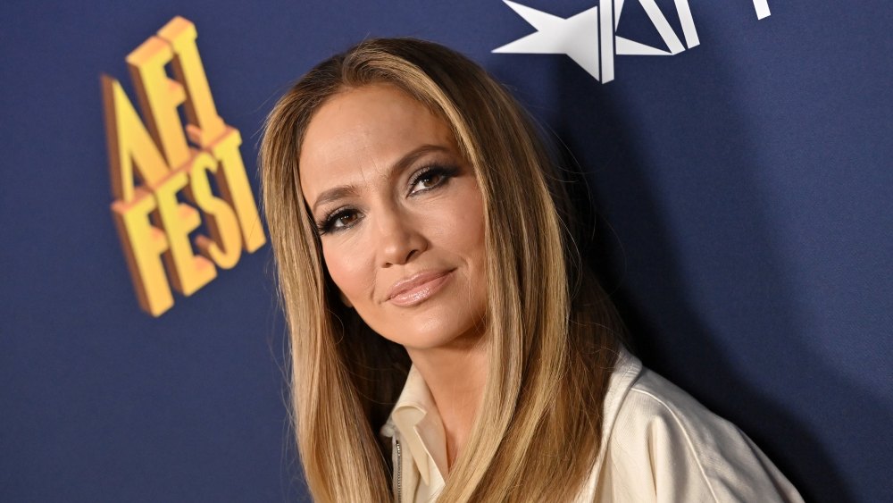 Jennifer Lopez's Ultra-Wide-Leg Denim Style Slims the Waist