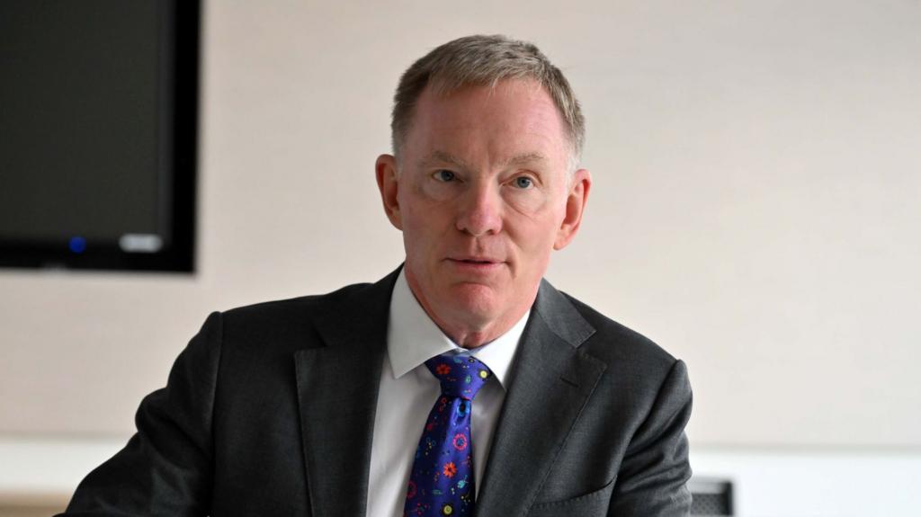 NI secretary to hold Stormont talks over budget deadlock