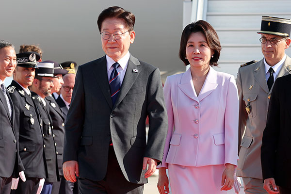 Lee Arrives in France for Lumière Summit, Talks with Macron