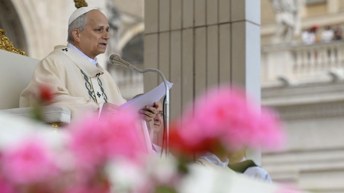 Pope calls for resumption of talks, end to violence in Ukraine