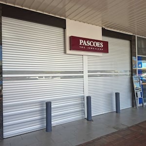Rotorua jewellery store raid: Witness says five people fled in a car
