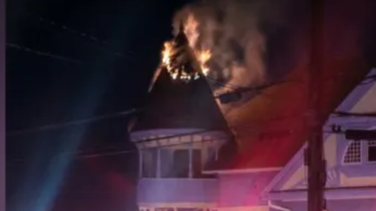 Firefighters save main floor after lightning hits 1890 Georgia mansion