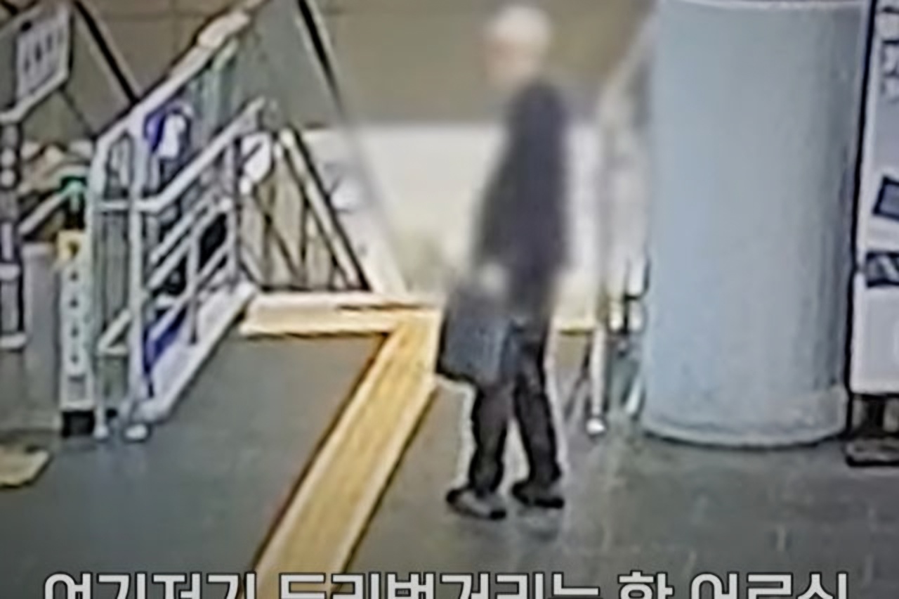 Seoul district trains subway workers to protect seniors with dementia
