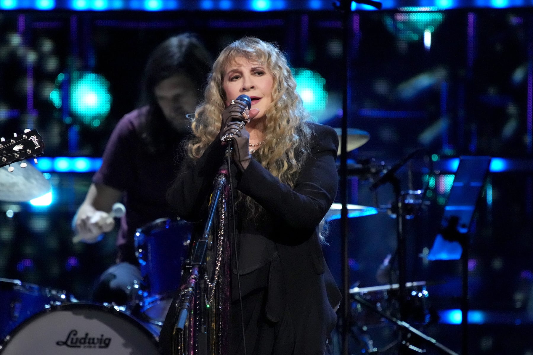 Stevie Nicks’ fans praying for her after heartbreaking announcement. Here’s the latest