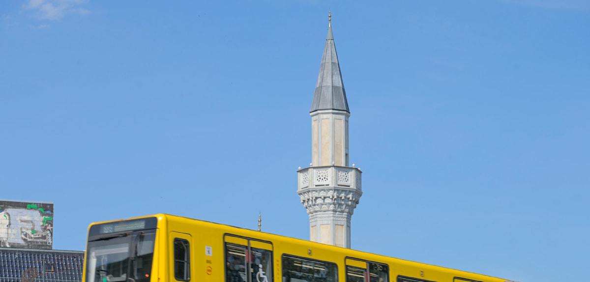 Mi, Tow, Plus + Die Unterwanderung Berlins