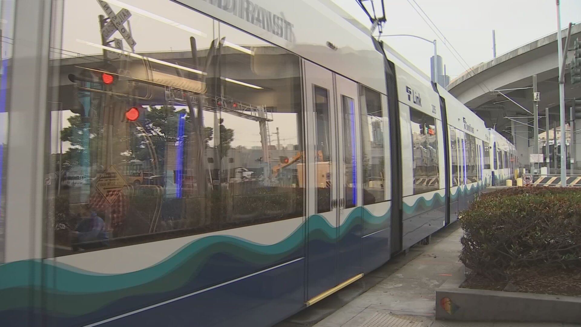 Apple Cup fans stuck after Sound Transit light rail malfunctions