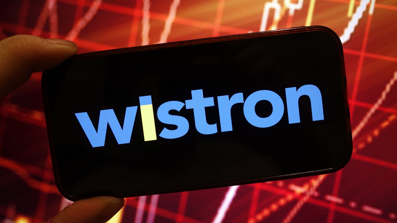 Wistron stock falls after $1.47 billion global share sale