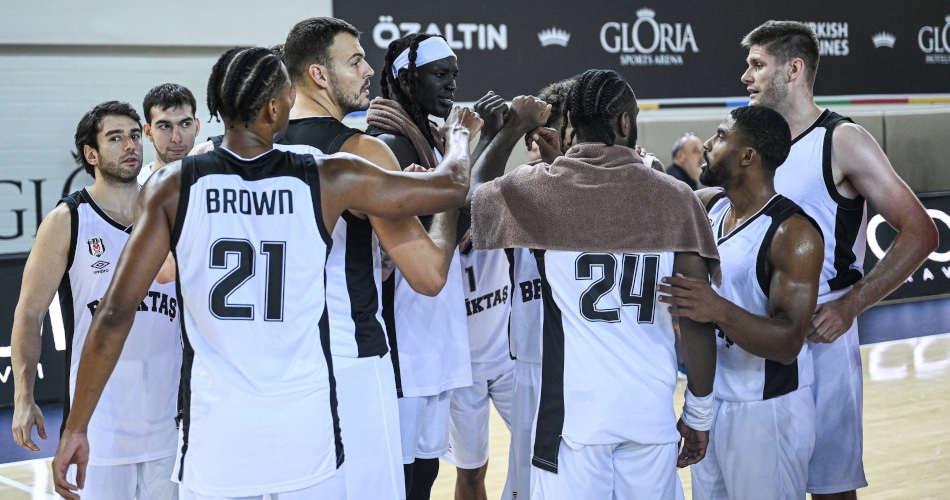 Brown shines, Besiktas easily defeats CSKA
