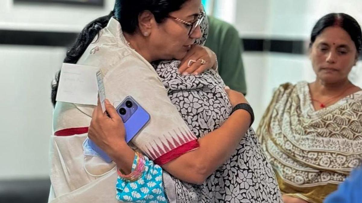 Delhi CM meets injured students, hands aid to kin; building contractor held in U.P.