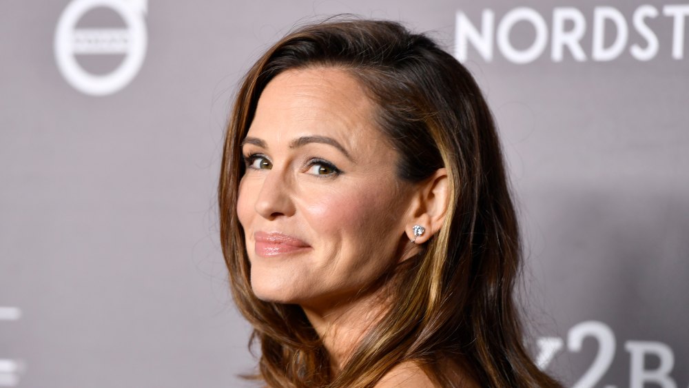 Jennifer Garner Found the Sleekest, Richest-Looking Fall Sneakers