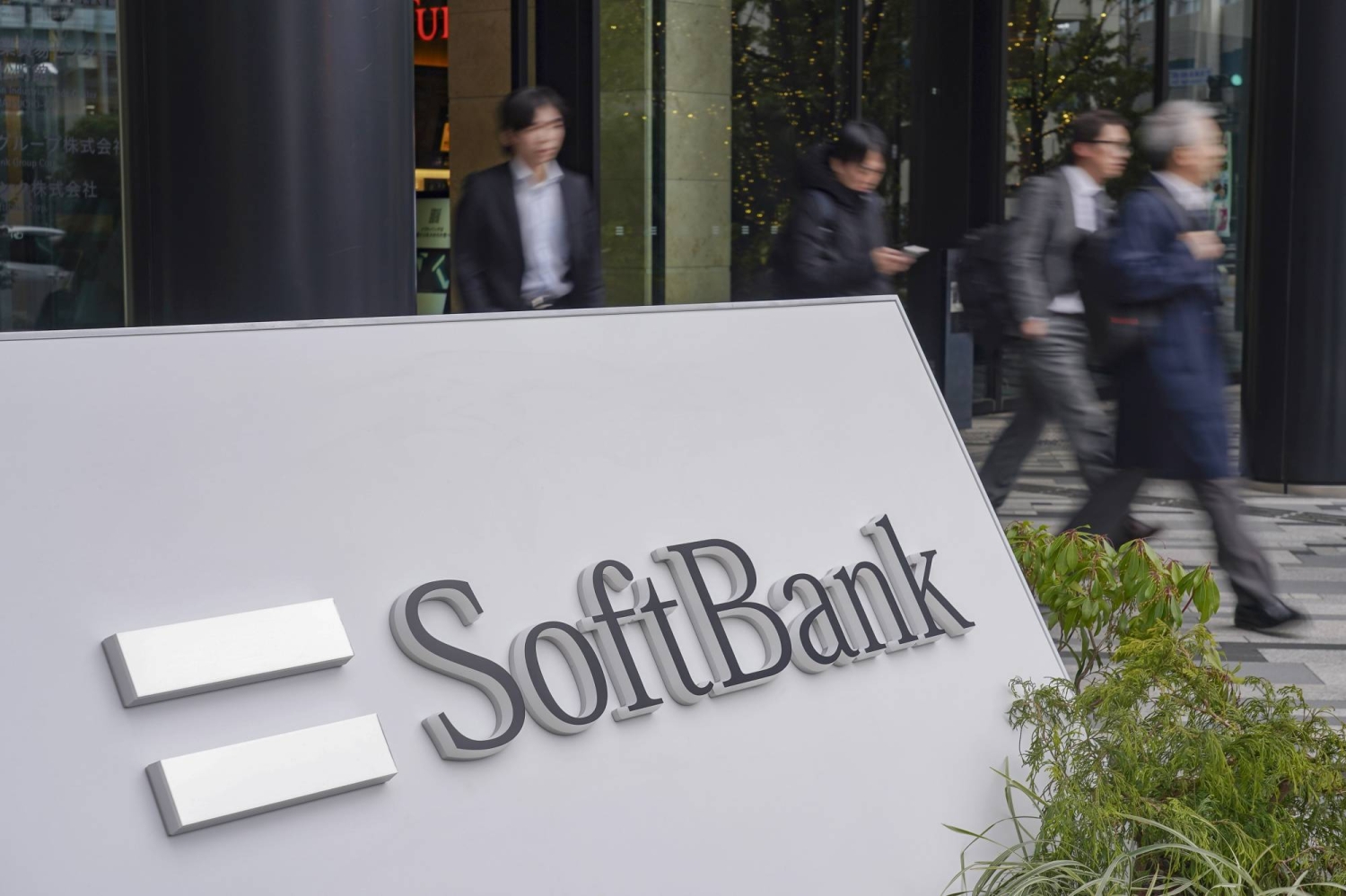 SoftBank to meet investors as potential jumbo bond sale eyed