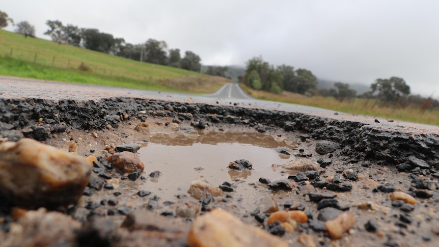 Auditor-general finds nearly half of Victoria's road in very poor condition