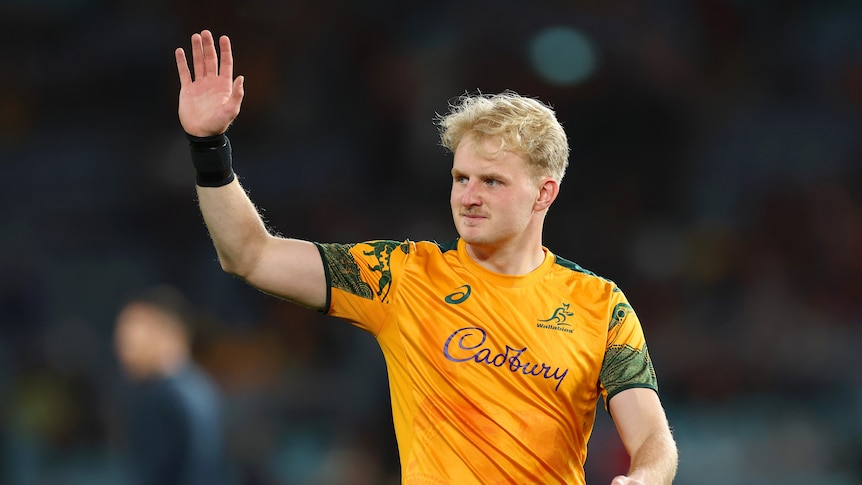 Lynagh makes timely return after Wallabies fly half Gordon breaks leg