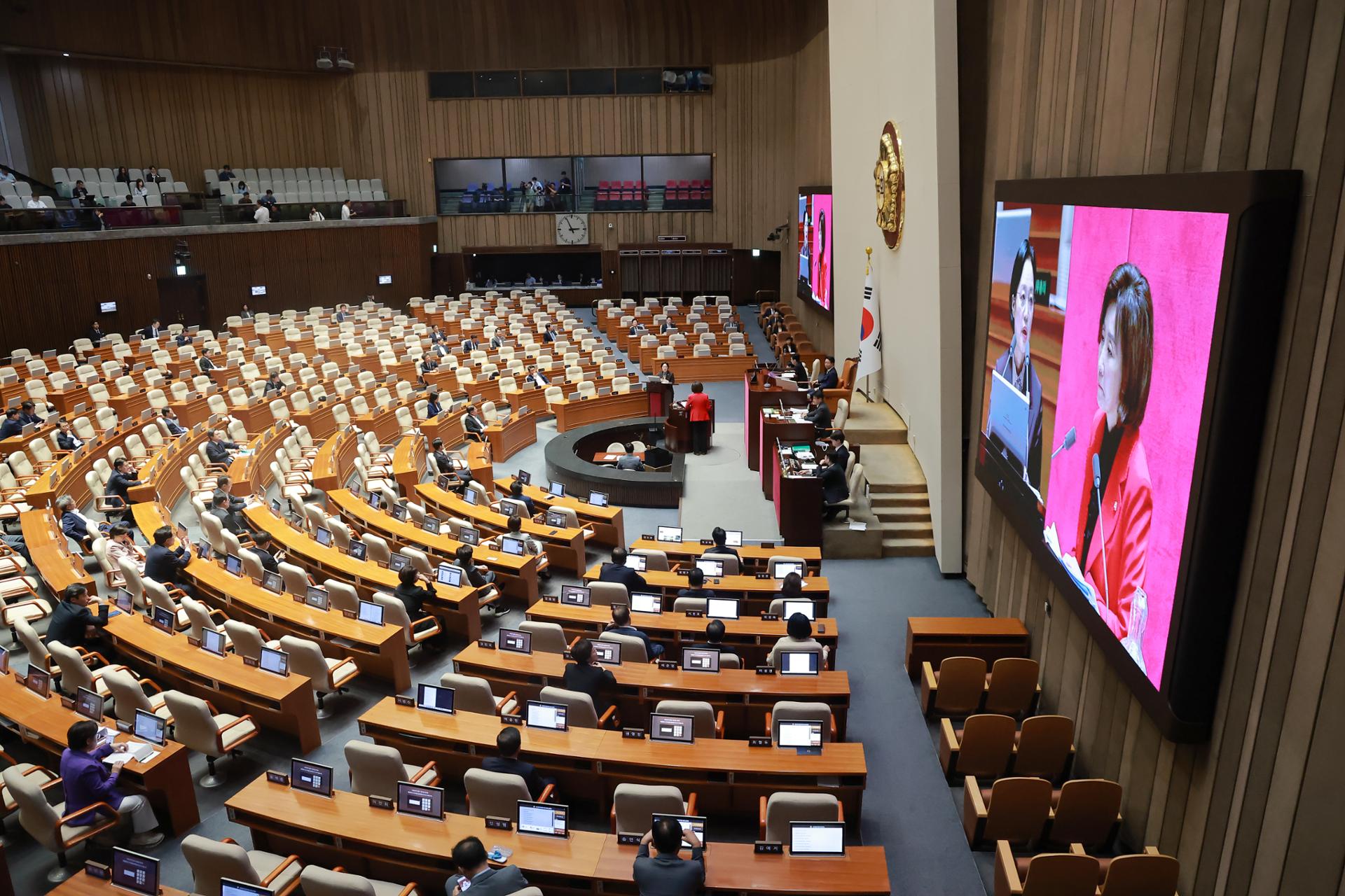 Rival parties clash over Cabinet reshuffle, constitutional revision at interpellation session