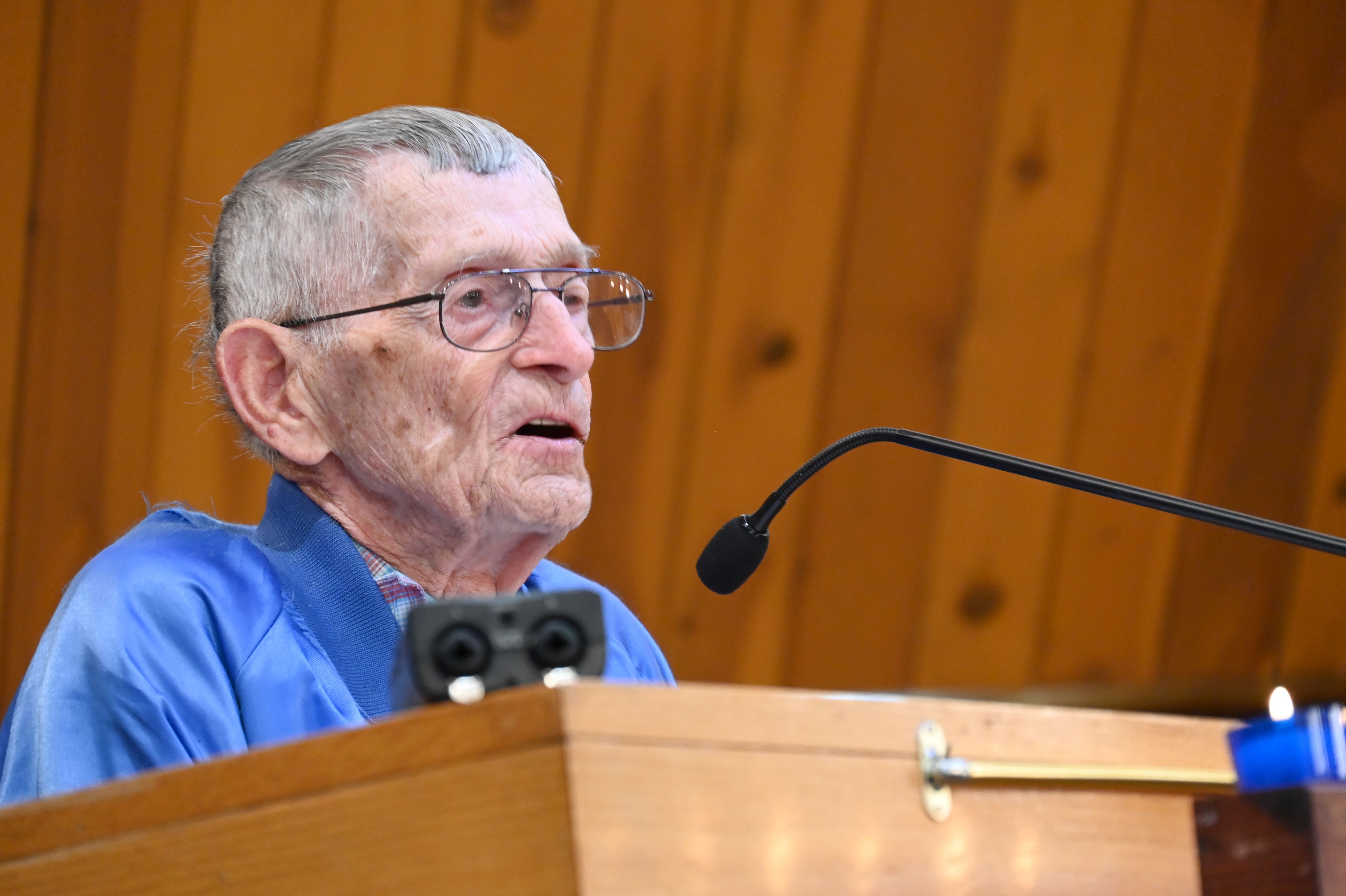 101-Year-Old WWII Veteran Gets Unexpected Community Support After Breaking 10 Ribs