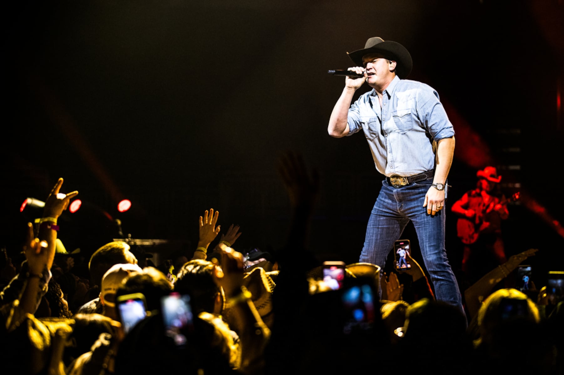 Country singer dedicates love song to estranged wife and fans want them back together