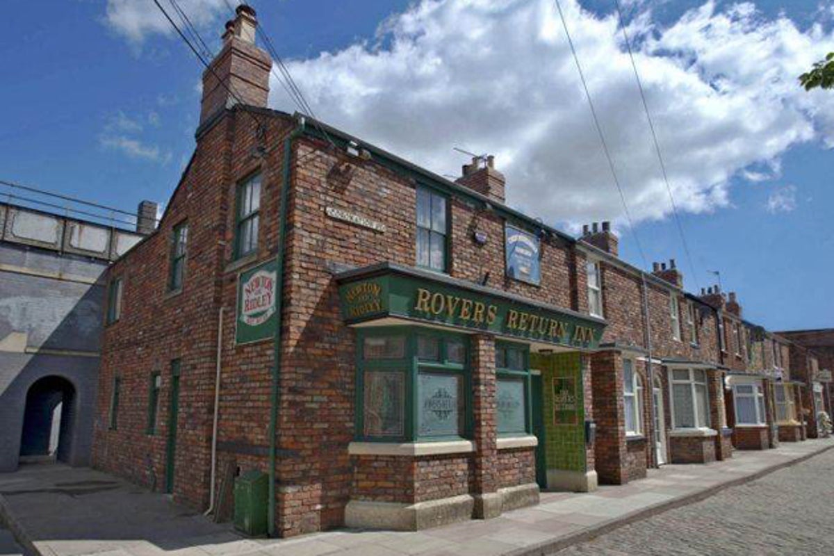 Coronation Street star shaves head ahead of gruelling breast cancer storyline